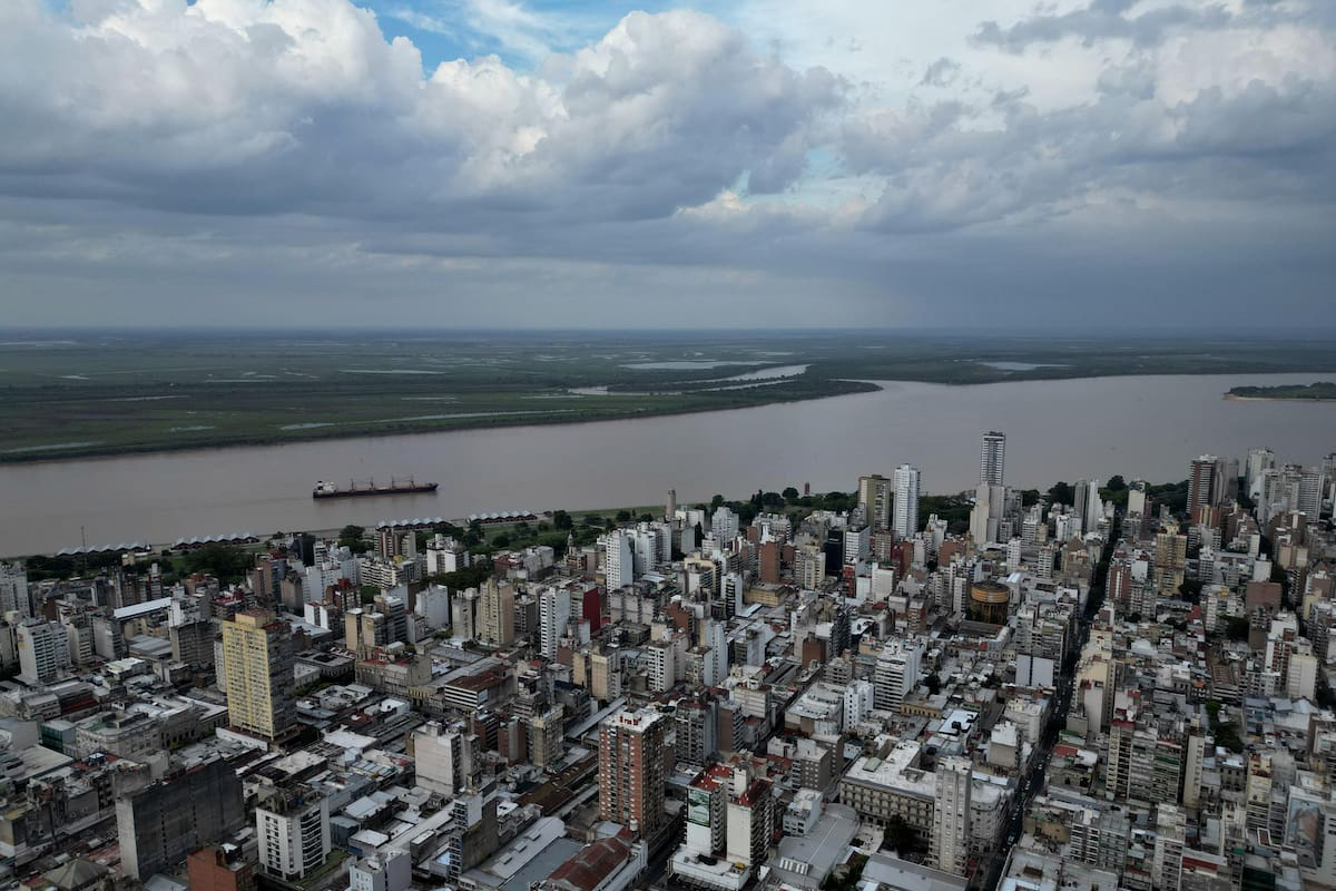 Vistas aéreas de la ciudad de Rosario y de la vía navegable por la cual salen las exportaciones
