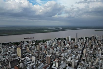 Vistas aéreas de la ciudad de Rosario y de la vía navegable por la cual salen las exportaciones