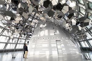 Vistas de la instalación "Cloud Cities", de Tomás Saraceno, en la Torre Glòries de Barcelona