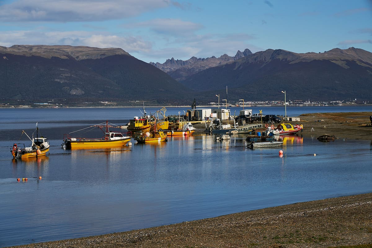 Vistas de Puerto Almanza, pueblo austral de pescadores frente al canal del Beagle