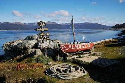 Vistas de Puerto Almanza, pueblo austral de pescadores frente al canal del Beagle.