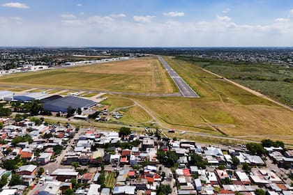 Vistas del aeropuerto de San Fernando y el barrio aledaño