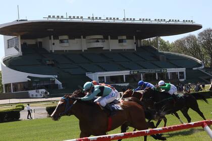 Vistas del hipódromo de San Isidro en la carrera previa al gran premio Carlos Pellegrini.