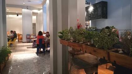 Vita, un almacén y restaurante vegano con ensaladas por doquier
