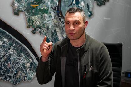 Vitali Klitschko, alcalde de Kiev y ex campeón de peso pesado, habla por teléfono en su oficina en el ayuntamiento de Kiev, Ucrania.