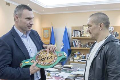 Vitali Klitschko y Oleksandr Usyk; la alcaldía de Kiev y los popes del ejercito ucraniano decidieron “liberar” de las armas a uno de sus soldados símbolos: campeón pesado (AMB-OMB-FIB) apoyándolo para su desquite mundialista ante el británico Anthony Joshua