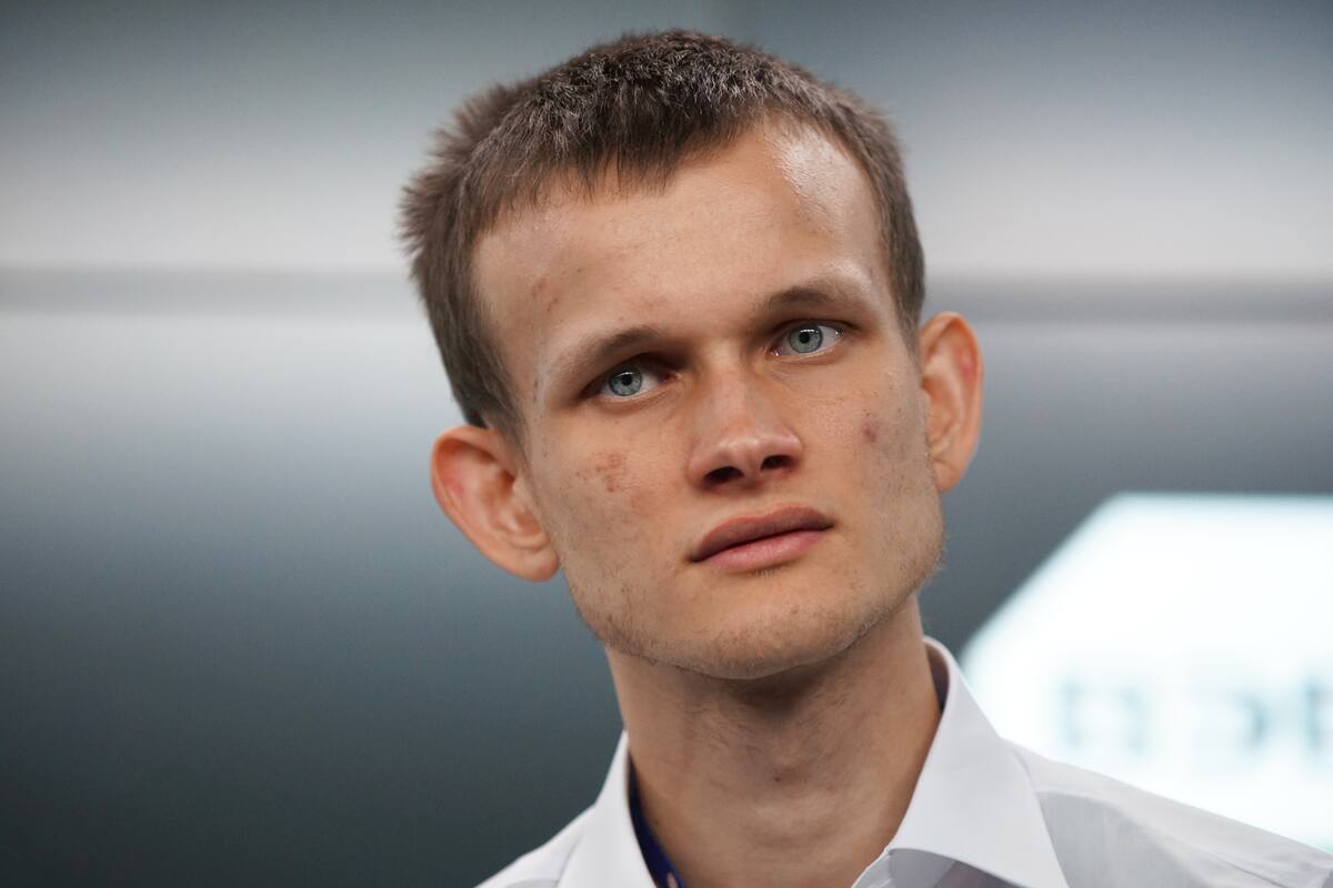 Vitalik Buterin es el creador de la criptomoneda Ethereum, y pasó por la Argentina a fin de diciembre de 2021; llamó la atención su vestimenta, al punto que alguien creó el kit para vestirse como este multimillonario