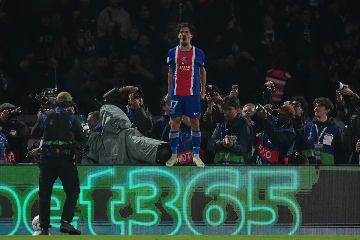 Vitinha celebra tras anotar el tercer gol del Paris Saint-Germain en el partido contra el Barcelona