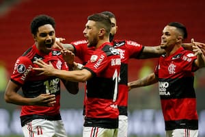 Vitinho (11) ingresó en el swgundo tiempo y con dos estocadas selló la goleada 4-1 de Flamengo sobre Defensa y Justicia; De Arrascaeta, Gabigol y Michael, se unen al festejo del artillero