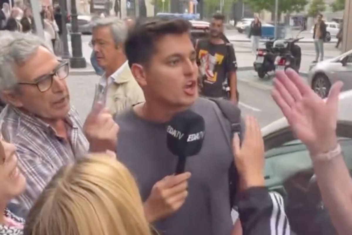 Vito Quiles, en un momento de tensión durante un acto de Podemos, en Madrid