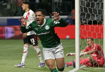 Vitor Roque celebra su gol a River, en la serie que Palmieras ganó con autoridad
