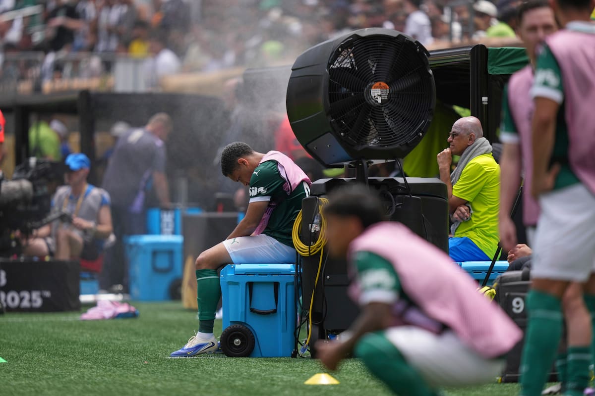Vitor Roque, de Palmeiras, a un costado de la cancha tras ser sustituido frente a Botafogo en los octavos de final del Mundial de Clubes, el 29 de junio de 2025 en Filadelfia; el ventilador que tira agua apacigua su sensación de calor.