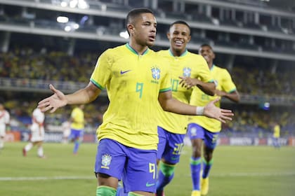 Vitor Roque festeja uno de sus dos goles frente a Perú