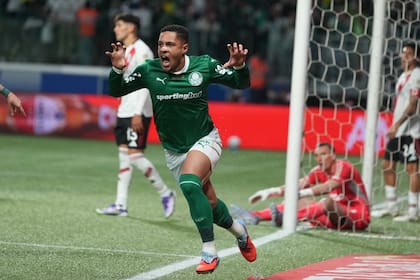 Vitor Roque of Brazil's Palmeiras celebrates scoring his side's opening goal against Argentina's River Plate during a World Cup 2026 qualifying soccer match at Neo Quimica Arena in Sao Paulo, Tuesday, June 10, 2025. (AP Photo/Andre Penner)