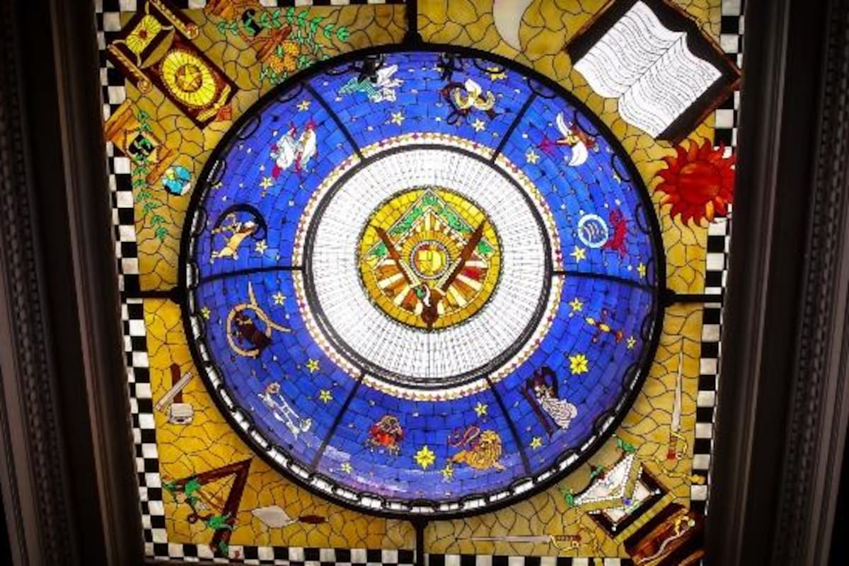 Vitral con la simbología de los masones en la mansión Kopp