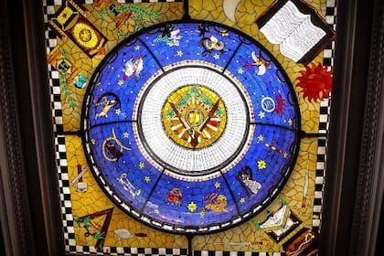 Vitral con la simbología de los masones en la mansión Kopp