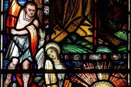 Vitral que representa el martirio de Santa Dimpna en Santa María del Rosario, Cong, Condado de Mayo, Irlanda