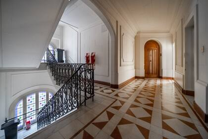Vitreaux, escaleras de mármol, mosaicos rojos y blancos y aperturas de madera, la elegancia del Palacio de los Patos se percibe también en sus espacios comunes