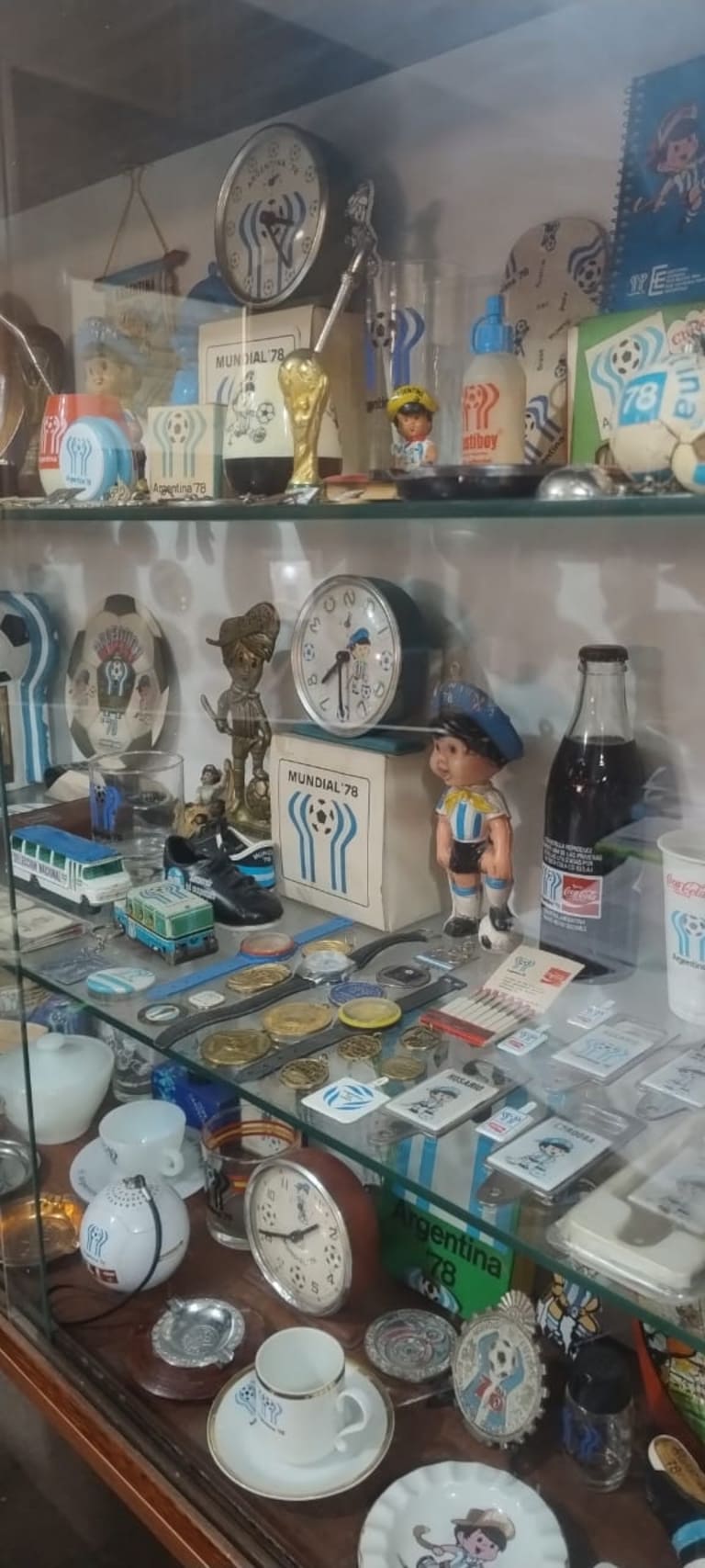Vitrinas con objetos de los mundiales desde el año ´78 hasta la actualidad