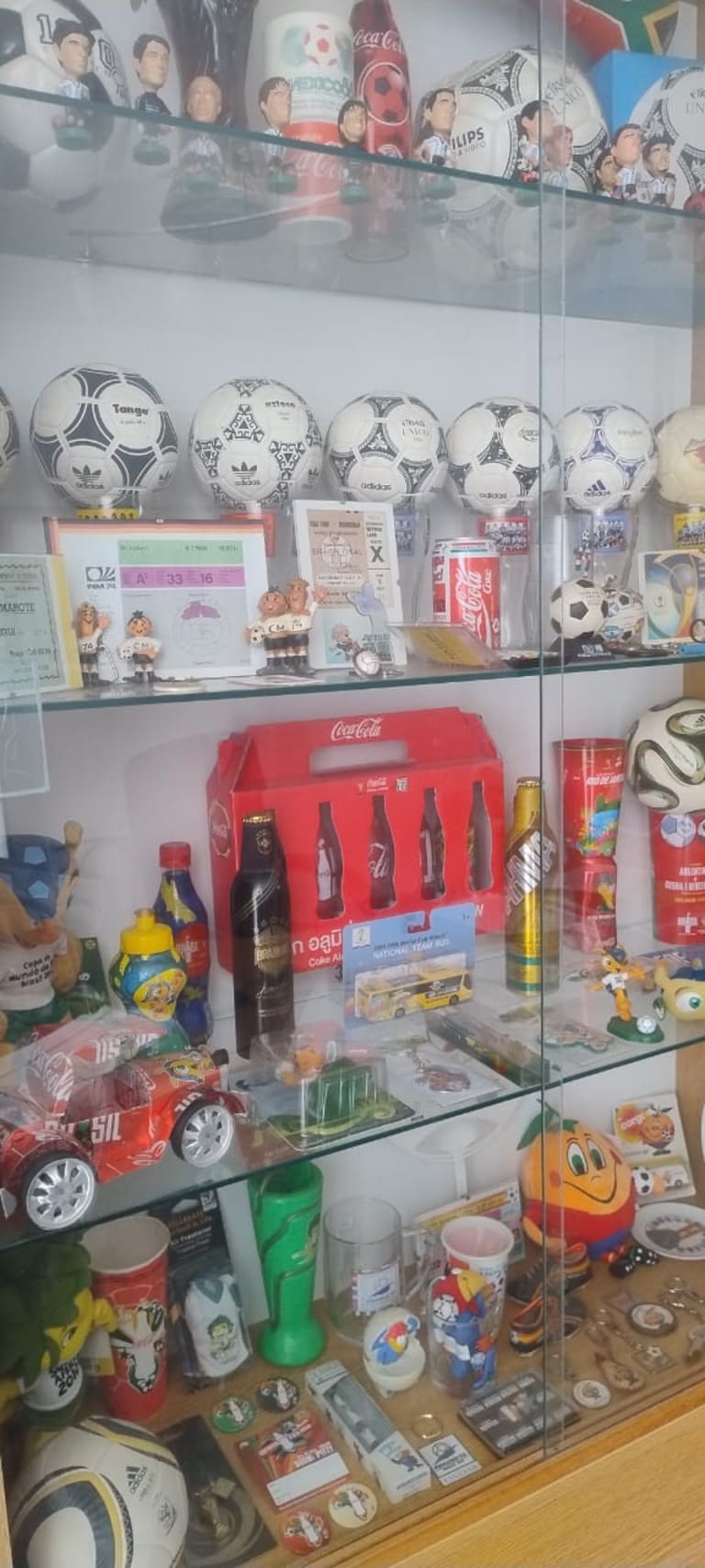 Vitrinas con objetos de los mundiales desde el año ´78 hasta la actualidad