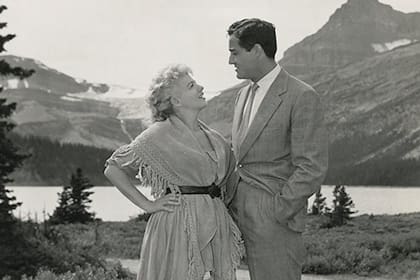 El galán italiano solía compartir pantalla con sus mujeres; en la foto, junto a Shelley Winters, en una escena de la película Mambo (1954)