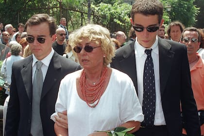 Diletta D'Andrea, última esposa de Gassman, secundada por sus hijos Emanuel y Jacopo, en el día del funeral del actor
