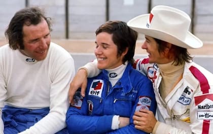 Vittorio Brambilla con dos de sus amigos: Lella Lombardi y Arturo Merzario. Bromas y una relación especial