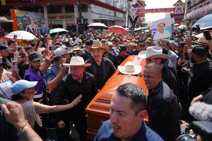 Viuda de alcalde asesinado la reemplazará en el cargo tras protestas que desató su muerte en México