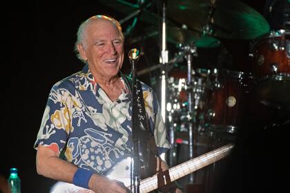 Viuda de Jimmy Buffett acusa a asesor financiero en disputa por fideicomiso de US$275 millones