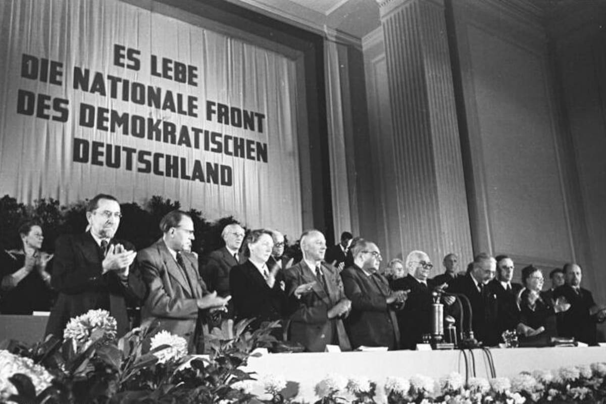 "Viva el frente democrático nacional alemán": con Otto Grotewohl como primer ministro se proclama la nueva nación germana