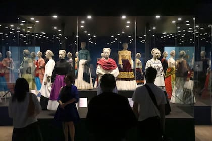"Viva Frida" en el Malba examina la vida, la obra y la construcción de identidad de una de las artistas más influyentes del siglo XX