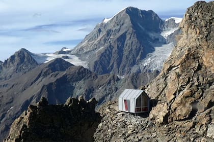 Vivac Luca Pasqualetti, en Morion Ridge, Valle de Aosta, Italia. Diseñado por Roberto Dini y Stefano Girodo, 2018.