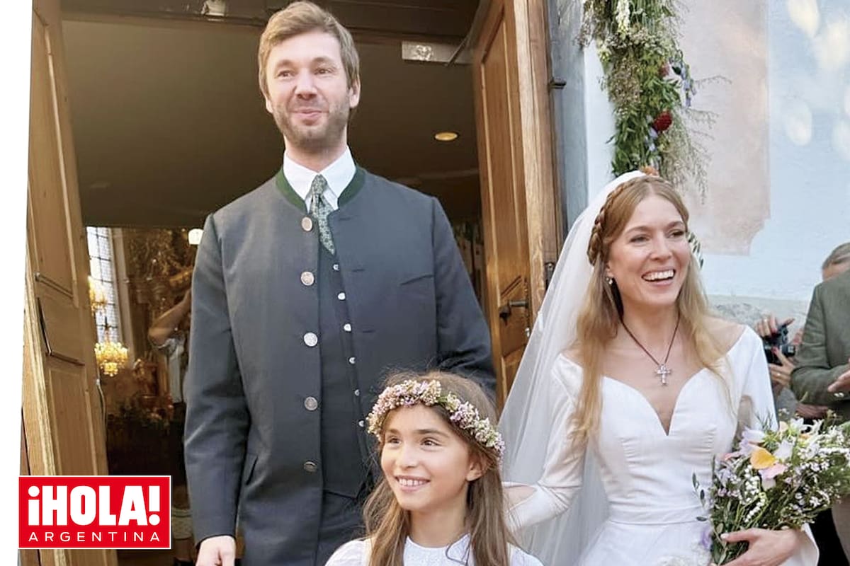 ¡Vivan los novios! Casper y Annina -junto a una de las chicas del cortejo- saludan en el atrio de la antigua iglesia de Baviera donde dieron el "sí, quiero" el sábado 7 de septiembre.