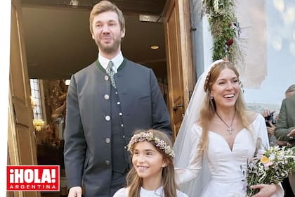 ¡Vivan los novios! Casper y Annina -junto a una de las chicas del cortejo- saludan en el atrio de la antigua iglesia de Baviera donde dieron el "sí, quiero" el sábado 7 de septiembre.