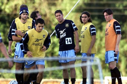 Vivas y Simeone juntos, ya en tiempos de Marcelo Bielsa en la selección; en la imagen, Pochettino y Berizzo, también entrenadores, acompañados por Sorin