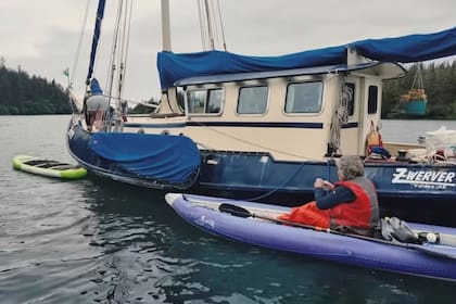 Vive de manera autosuficiente en las aguas de Alaska desde hace cuatro décadas (Foto: Captura YouTube / The Alaskan Gypsy Life)
