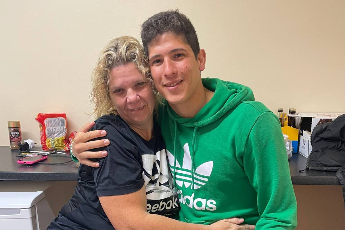 Vive en Irlanda, la madre lo visitó de sorpresa y su reacción se volvió viral en Twitter. Foto/Twitter @jaguirr4562