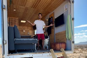 Franc Molinos dejó de pagar alquiler y vive en un camión hace siete años