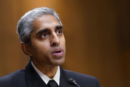 Vivek Murthy, director de Salud Pública de EE.UU., dijo que la soledad se convirtió en un síntoma peligroso