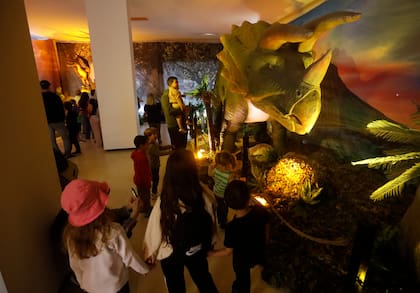 Viven dinosaurios, la muestra que, por el mal tiempo, extendió su horario