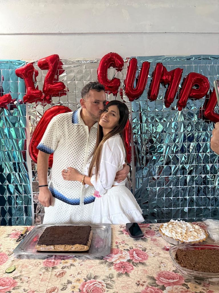 Viven el amor con mucha intensidad desde el primer momento pasando fechas especiales juntos y con regalos que los unen
