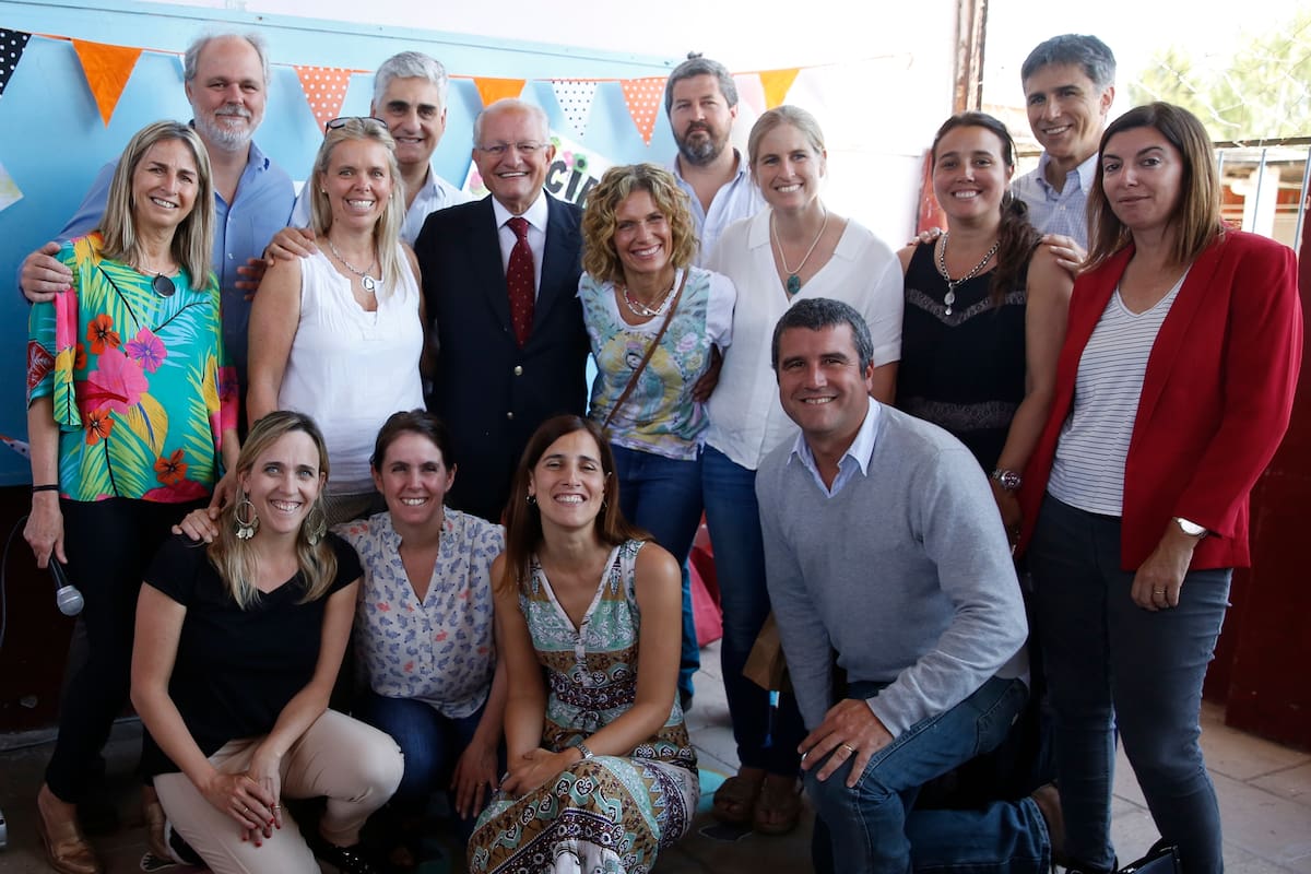 Viven en los barrios más privilegiados de Zona Norte y decidieron instalar un centro con la metodología Conín en el corredor Bancalari. En la foto, los matrimonios junto al doctor Abel Albino y Maru Botana, embajadora de Conín, en el día de la inauguración de Nutriéndonos.