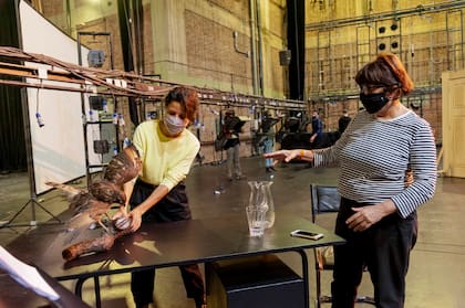Vivi Tellas y Agustina Comedi durante el montaje de esta nueva creación basada en Bodas de sangre, de Federico García Lorca, llevada al terreno de lo biodramático