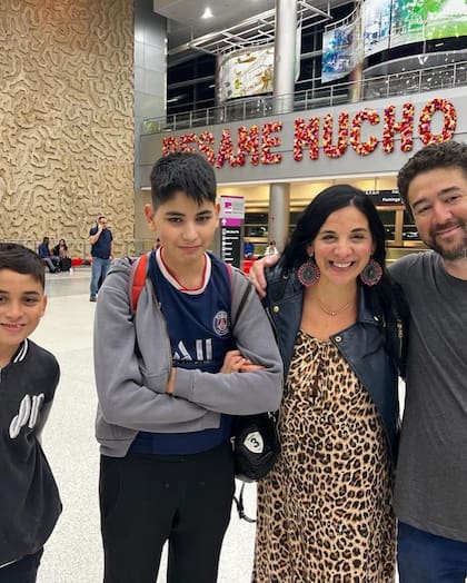 Vivi y Sebas con dos de sus hijos en el aeropuerto de Miami