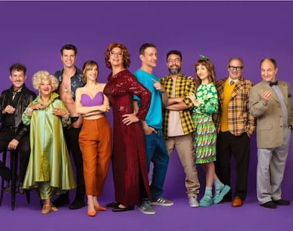 Vivian El Jaber acompañada por sus compañeros de Tootsie, la comedia que encabezan Nico Vázquez y Julieta Nair Calvo
