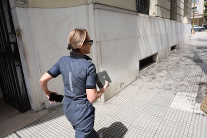 Vivian Galban con su cámara, en uno de sus recorridos por la ciudad