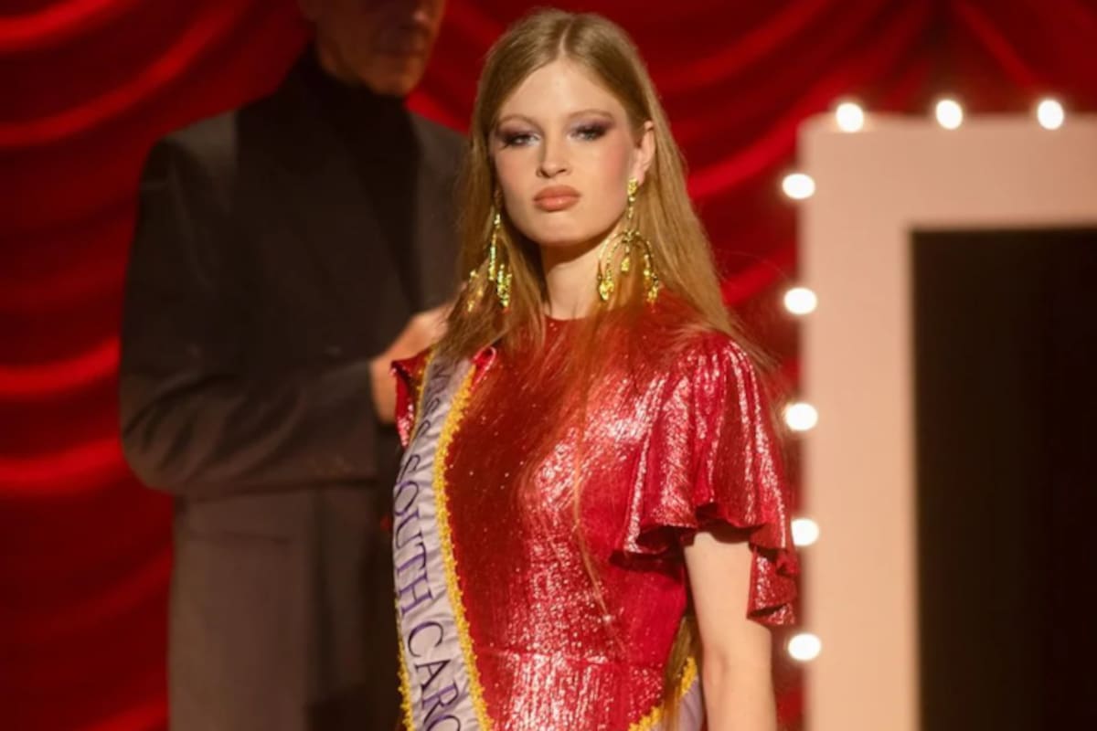 Vivian Jenna Wilson en la pasarela de Nueva York, donde debutó como modelo con un look impactante