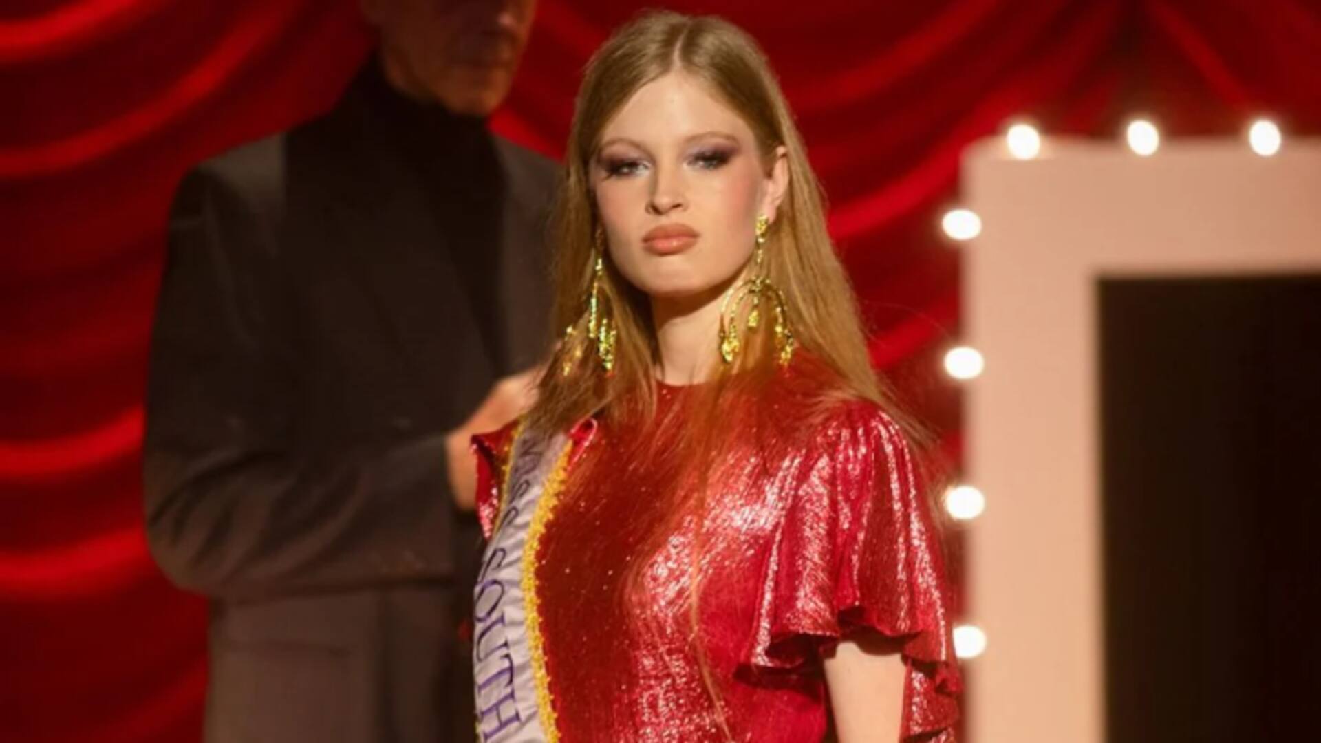 Vivian Jenna Wilson en la pasarela de Nueva York, donde debutó como modelo con un look impactante