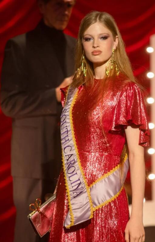 Vivian Jenna Wilson en la pasarela de Nueva York, donde debutó como modelo con un look impactante