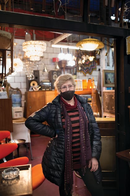 Viviana (62). ¿Cuál es el objeto más curioso que tenés? “Una barra de los años 70 que me encanta”.